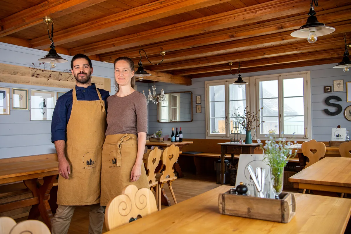 Pächter Sarah Tiefenbacher und Felipe Rojas mit Kochschürzen.